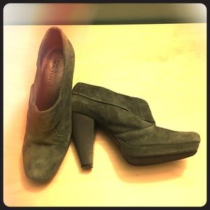 Awesome green suede Kenneth Cole Heels